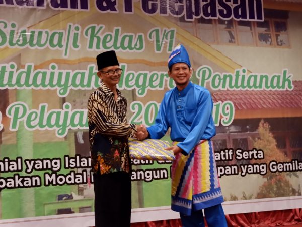 Serahan Bingkisan dari Kepala madrasah