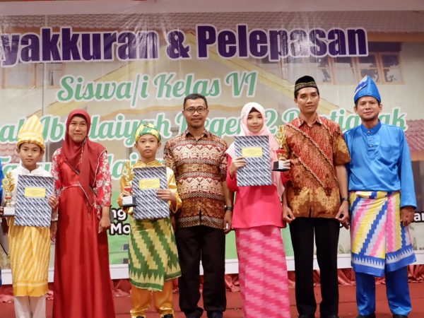 Siswa-siswa peraih nilai tertinggi Ujian Sekolah Bersantandar Nasional