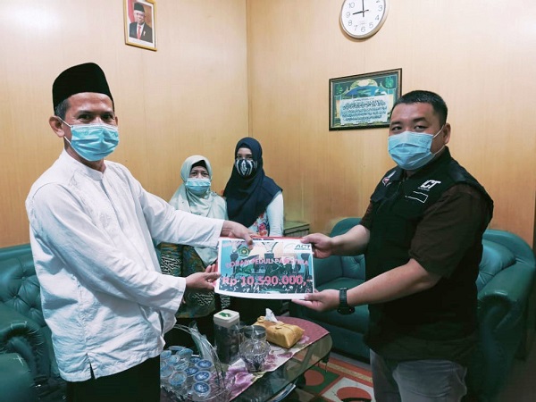 MIN 2 PONTIANAK MENYERAHKAN DONASI KEMANUSIAAN UNTUK PALESTINA