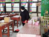 Persiapan Adiwiyata, MIN 2 Pontianak Melakukan Kerja Bakti