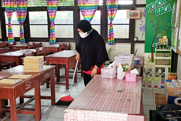 Persiapan Adiwiyata, MIN 2 Pontianak Melakukan Kerja Bakti