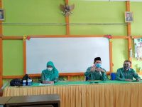 Kepala MIN 2 Pontianak Menyerahkan Santunan Untuk Siswa Yatim, Piatu dan Kurang Mampu