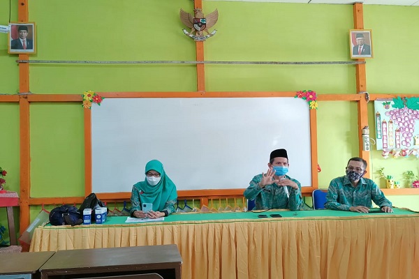 Kepala MIN 2 Pontianak Menyerahkan Santunan Untuk Siswa Yatim, Piatu dan Kurang Mampu